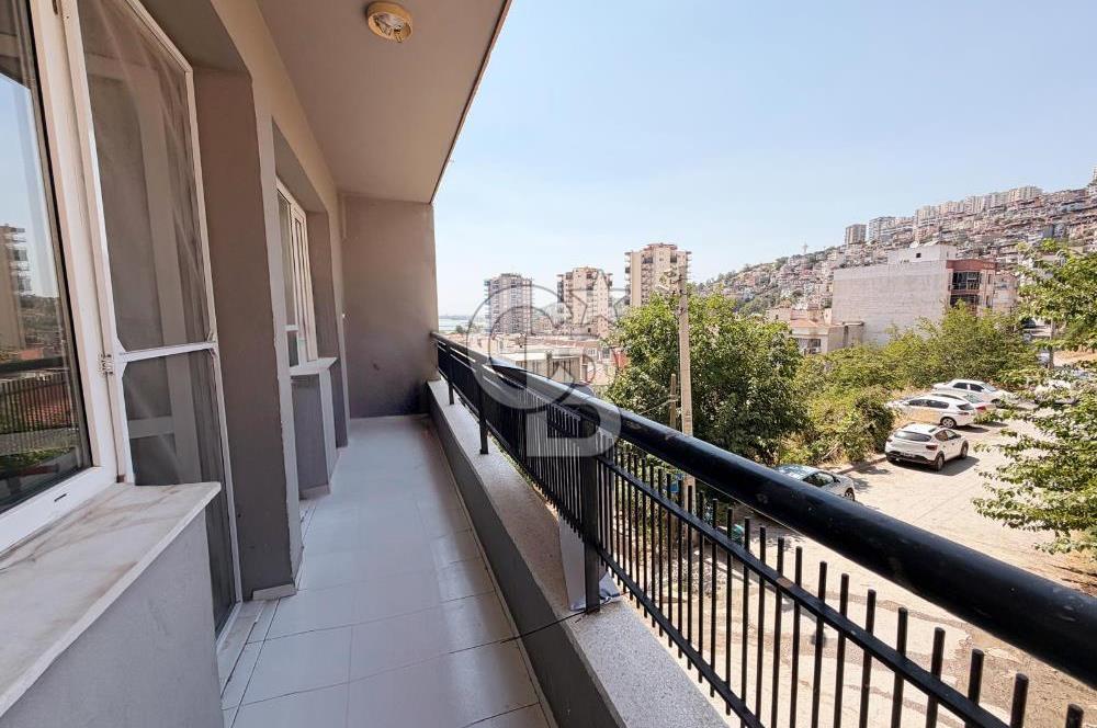 BAYRAKLI'DA SAHİLE VE İZBANA YÜRÜME MESAFELİ SATILIK 2+1 DAİRE
