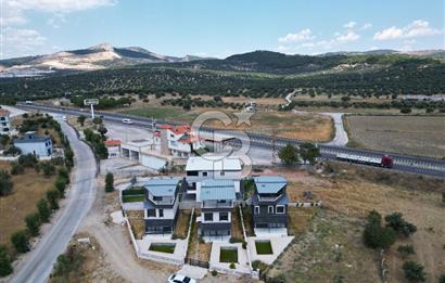 ŞAKRAN’DA DENİZE VE ANAYOLA YAKIN SATILIK 4+1 TRİPLEKS VİLLA