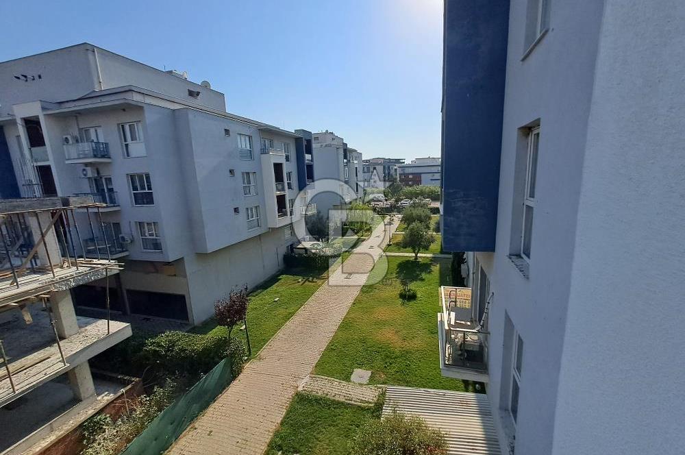 Seyrek'te Havuzlu ve Yeşillikli Site Eşyalı Kiralık 1+1