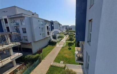 Seyrek'te Havuzlu ve Yeşillikli Site Eşyalı Kiralık 1+1