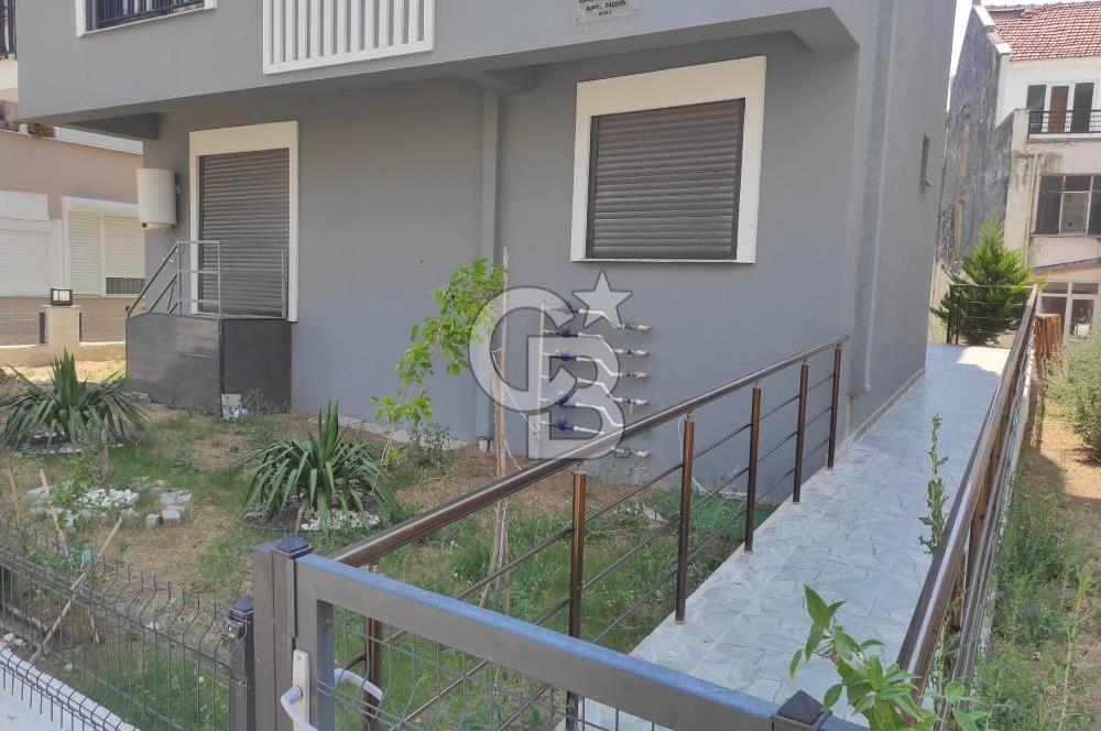 DİKİLİ ÇANDARLI MERKEZDE 1+1 EŞYALI BAHÇELİ SATILIK DAİRE