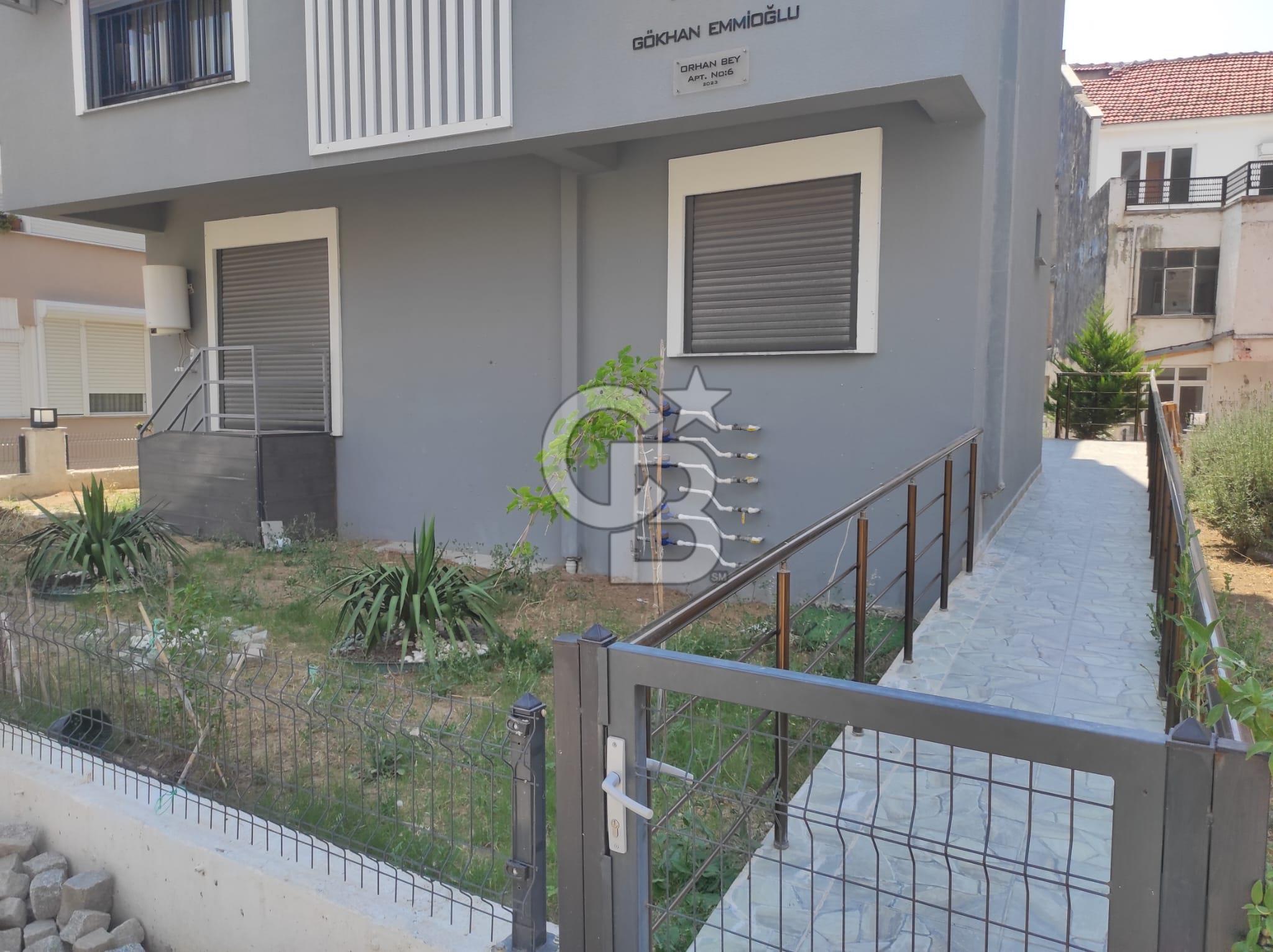 DİKİLİ ÇANDARLI MERKEZDE 1+1 EŞYALI BAHÇELİ SATILIK DAİRE