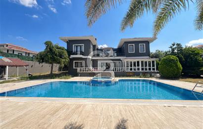 Büyükçekmece Tepekent'te Satılık Havuzlu 7+1 Müştemilatlı Villa