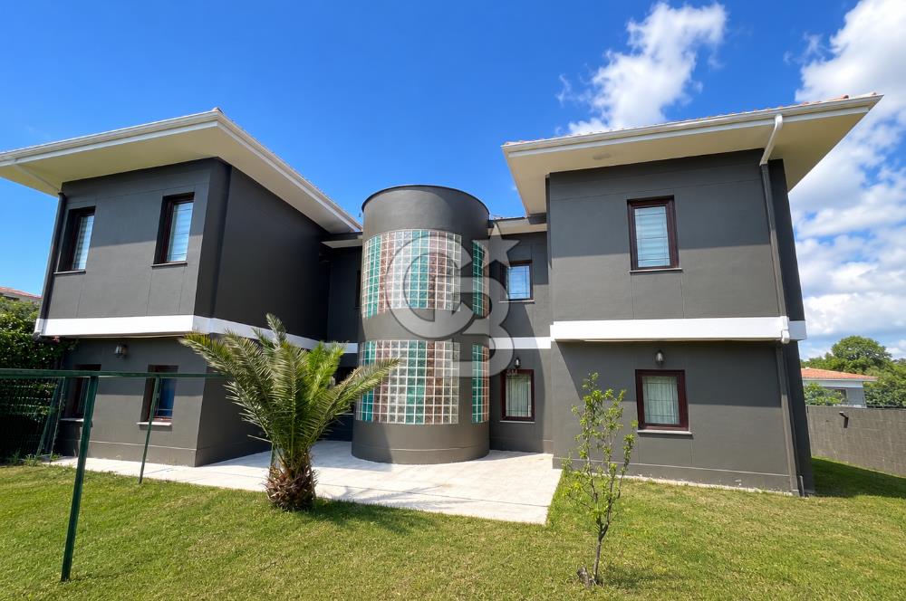 Büyükçekmece Tepekent'te Satılık Havuzlu 7+1 Müştemilatlı Villa