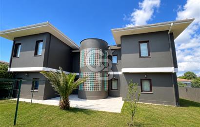 Büyükçekmece Tepekent'te Satılık Havuzlu 7+1 Müştemilatlı Villa