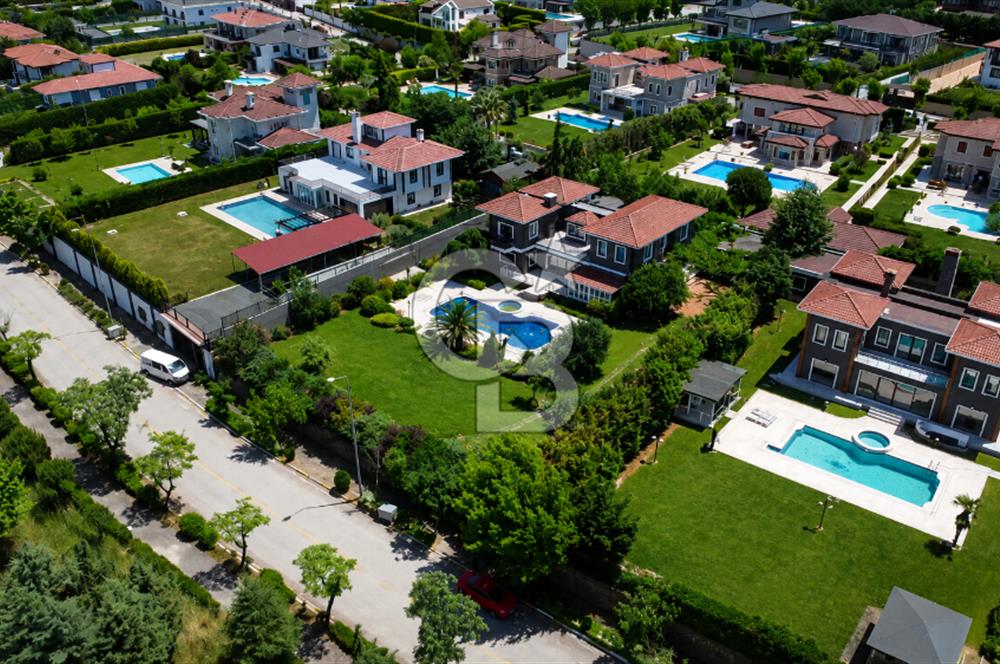Büyükçekmece Tepekent'te Satılık Havuzlu 7+1 Müştemilatlı Villa