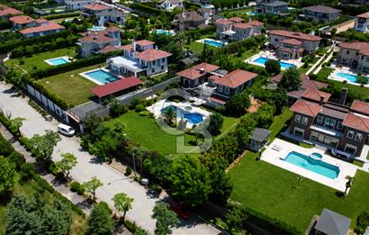 Büyükçekmece Tepekent'te Satılık Havuzlu 7+1 Müştemilatlı Villa