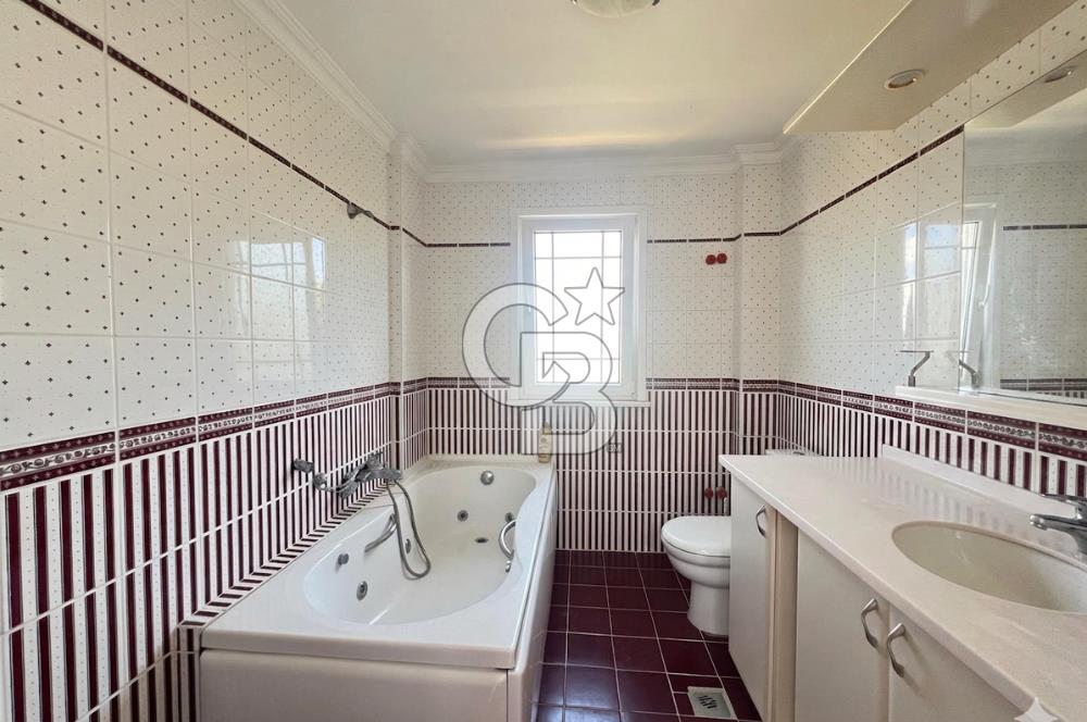 Büyükçekmece Tepekent'te Satılık Havuzlu 7+1 Müştemilatlı Villa