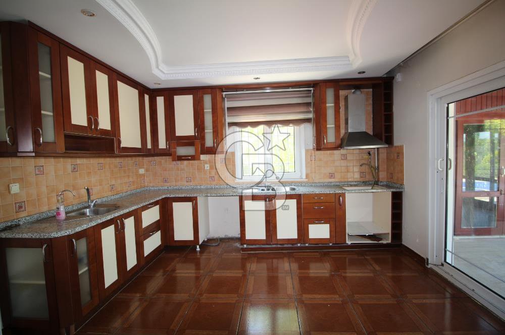 Büyükçekmece Tepekent'te Satılık Havuzlu 7+1 Müştemilatlı Villa
