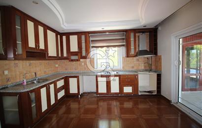 Büyükçekmece Tepekent'te Satılık Havuzlu 7+1 Müştemilatlı Villa