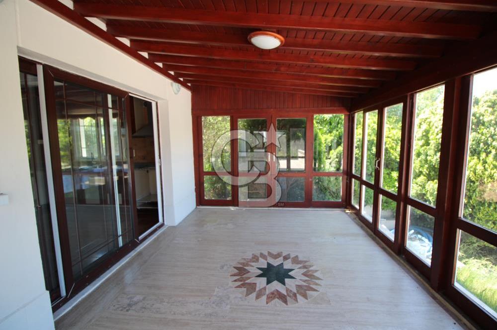 Büyükçekmece Tepekent'te Satılık Havuzlu 7+1 Müştemilatlı Villa