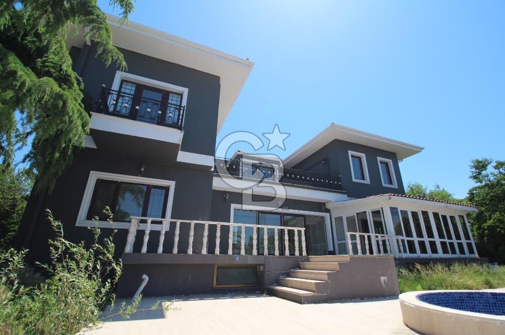 Büyükçekmece Tepekent'te Satılık Havuzlu 7+1 Müştemilatlı Villa