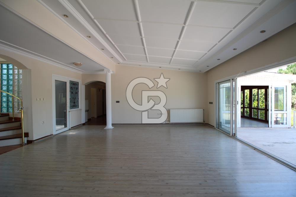 Büyükçekmece Tepekent'te Satılık Havuzlu 7+1 Müştemilatlı Villa