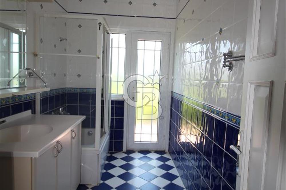 Büyükçekmece Tepekent'te Satılık Havuzlu 7+1 Müştemilatlı Villa