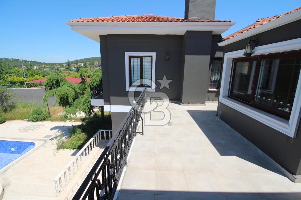 Büyükçekmece Tepekent'te Satılık Havuzlu 7+1 Müştemilatlı Villa
