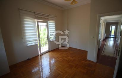 Büyükçekmece Tepekent'te Satılık Havuzlu 7+1 Müştemilatlı Villa