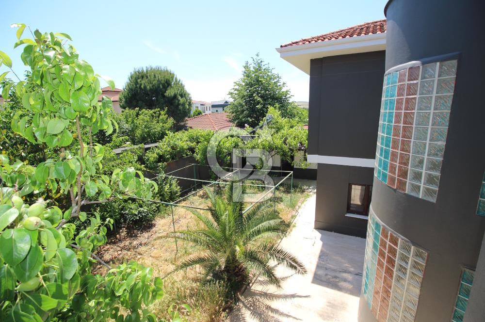 Büyükçekmece Tepekent'te Satılık Havuzlu 7+1 Müştemilatlı Villa