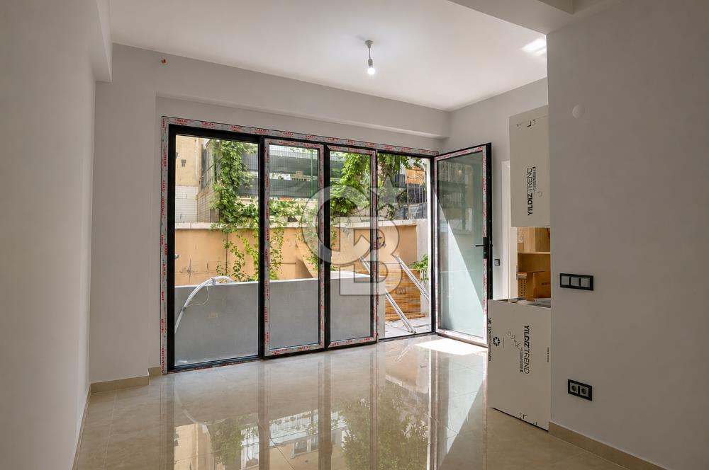 Kazancı'da Yeni Binada Yüksek Tavanlı İki Katlı Kiralık Dükkan