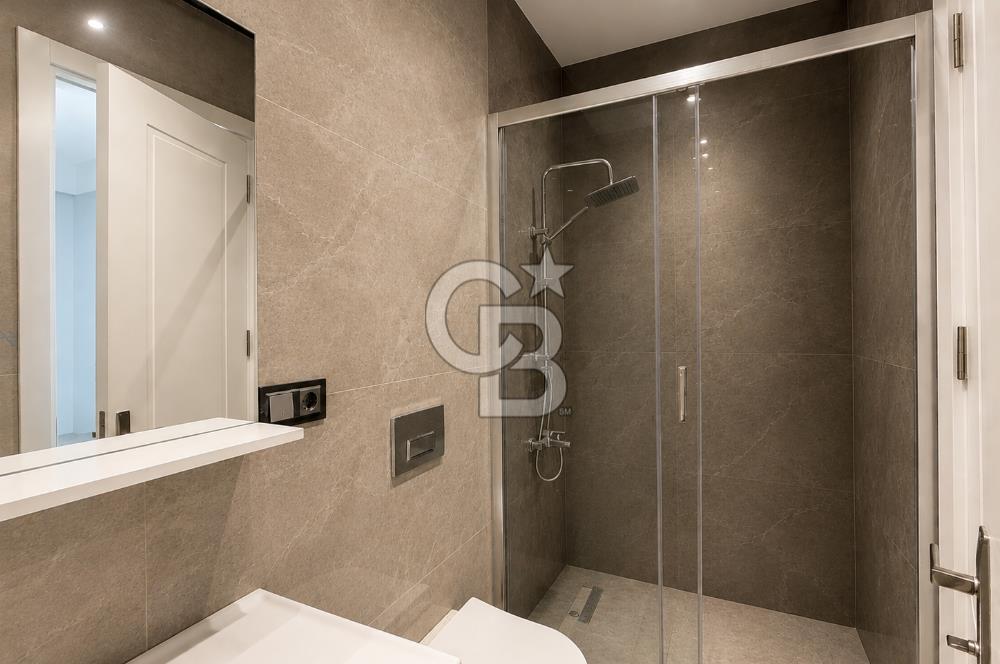 Kazancı'da Yeni Binada Yüksek Tavanlı İki Katlı Kiralık Dükkan