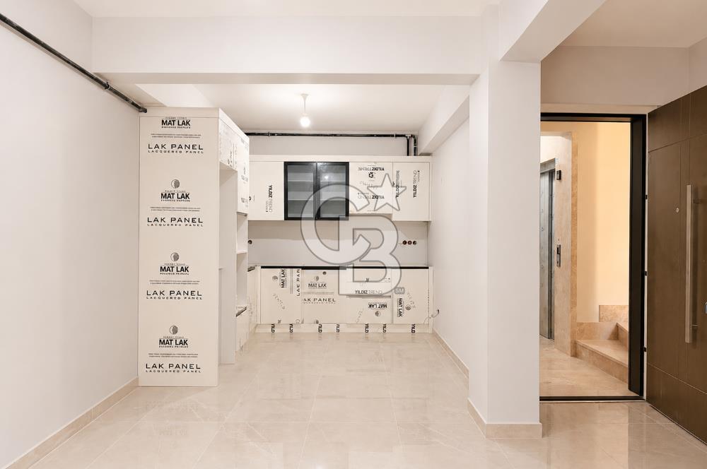 Kazancı'da Yeni Binada Yüksek Tavanlı İki Katlı Kiralık Dükkan