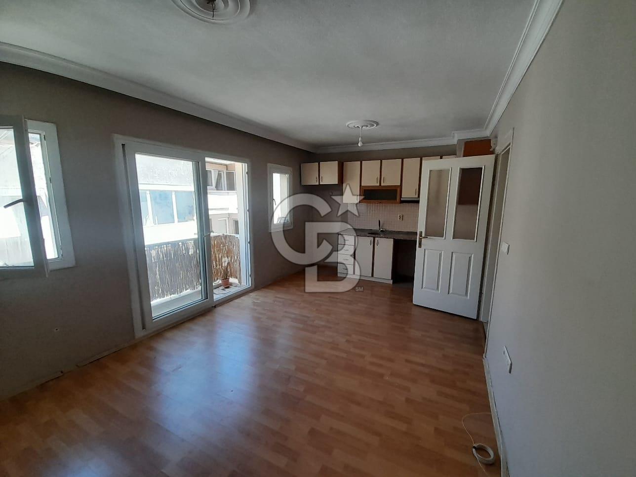 KARŞIYAKA ALAYBEY İZBANA 50 MT MESAFEDE 1+1 ASANSÖRLÜ BAKIMLI DAİRE