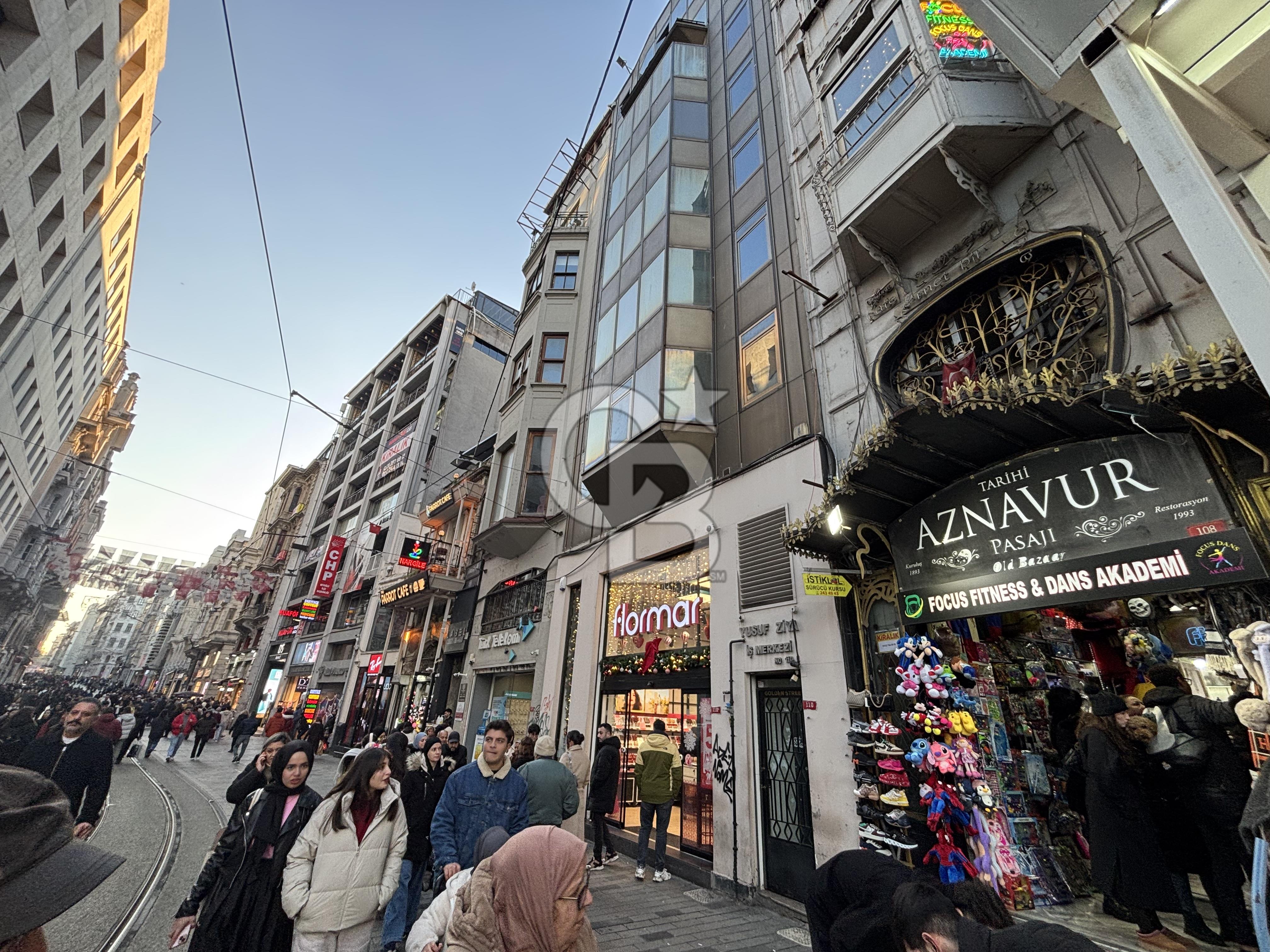 İSTİKLAL CADDESİ ÜZERİNDE AZNAVUR PASAJINDA KİRALIK STAND