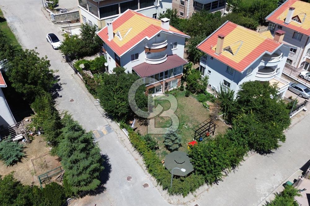 ALACAATLI ÖZLÜKENT SİTESİ'NDE KÖŞE VİLLA