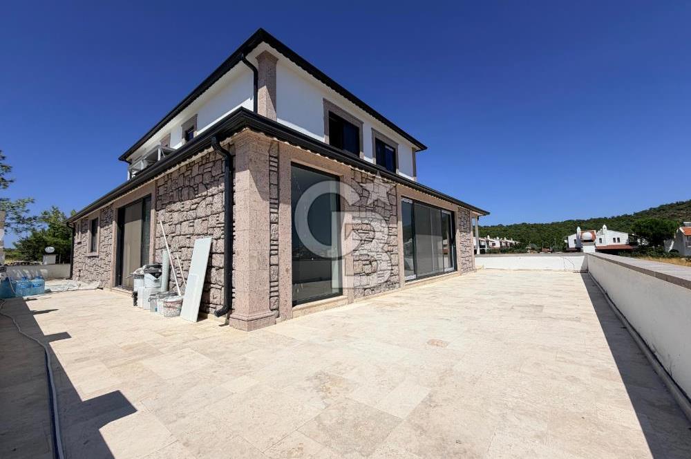 AYVALIK HAKKIBEY YARIMADASI'NDA DENİZE 100 M LÜKS 5+1 VİLLA