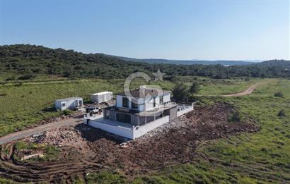 AYVALIK HAKKIBEY YARIMADASI'NDA DENİZE 100 M LÜKS 5+1 VİLLA
