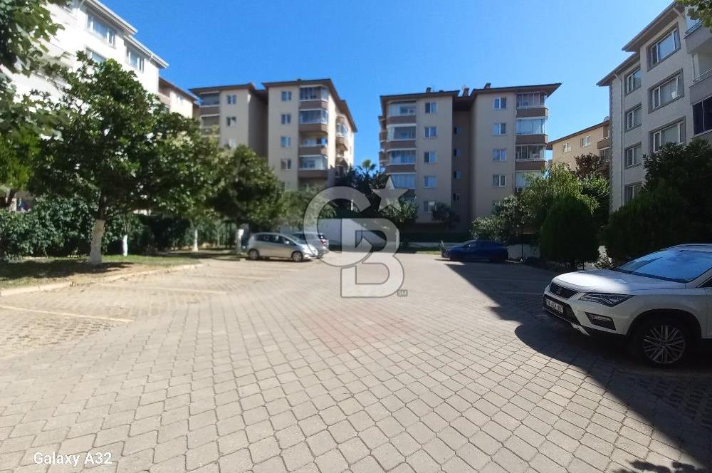 Gazi Cad. Demet Sitesi'nde Aileye Uygun, Geniş 3+1 Kiralık Daire