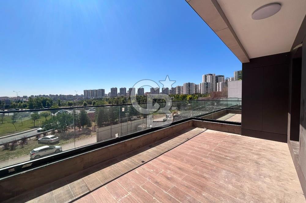 GAMADOR PARLA A BLOK'TA GÖL MANZARALI TERASLI 1+1 SATILIK DAİRE