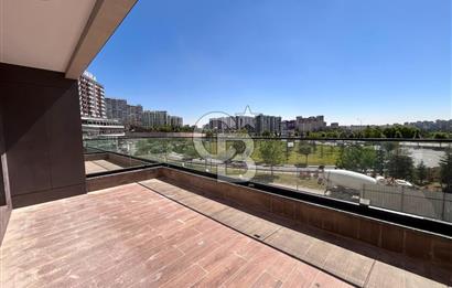 GAMADOR PARLA A BLOK'TA GÖL MANZARALI TERASLI 1+1 SATILIK DAİRE