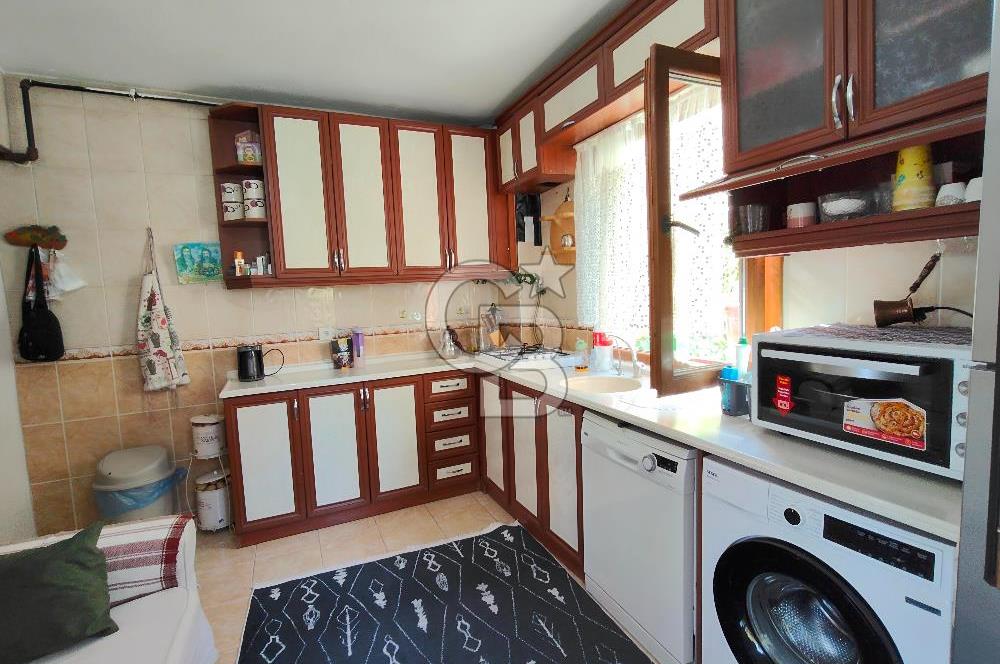 BORNOVA ÜMİT MAHALLESİ'NDE SATILIK 3 KATLI KOMPLE BİNA