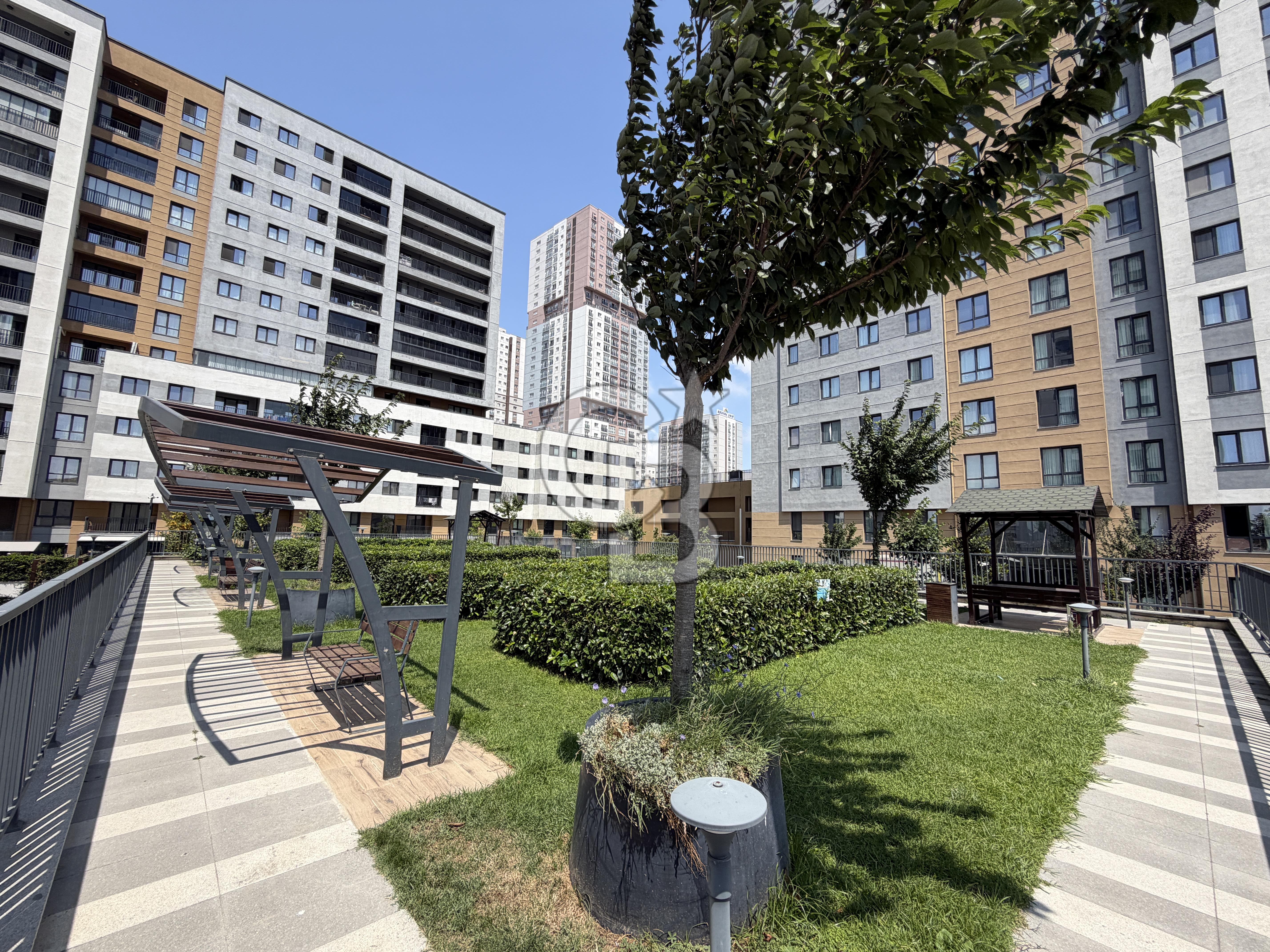 SEMT BAHÇEKENT 4+1 SATILIK BOŞ DAİRE