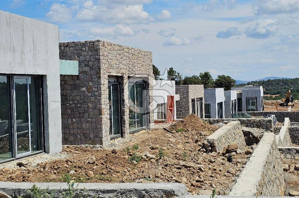 ASSOS BADEMLİ KÖYÜNDE "ASSOS MARE" SİTESİNDE SATILIK VİLLA