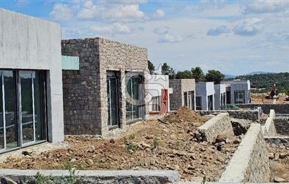 ASSOS BADEMLİ KÖYÜNDE "ASSOS MARE" SİTESİNDE SATILIK VİLLA