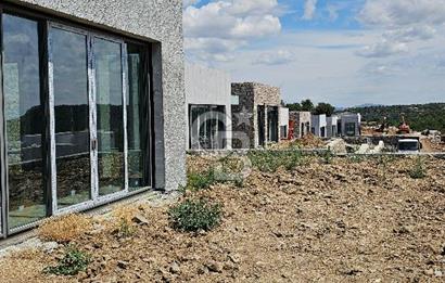 ASSOS BADEMLİ KÖYÜNDE "ASSOS MARE" SİTESİNDE SATILIK VİLLA