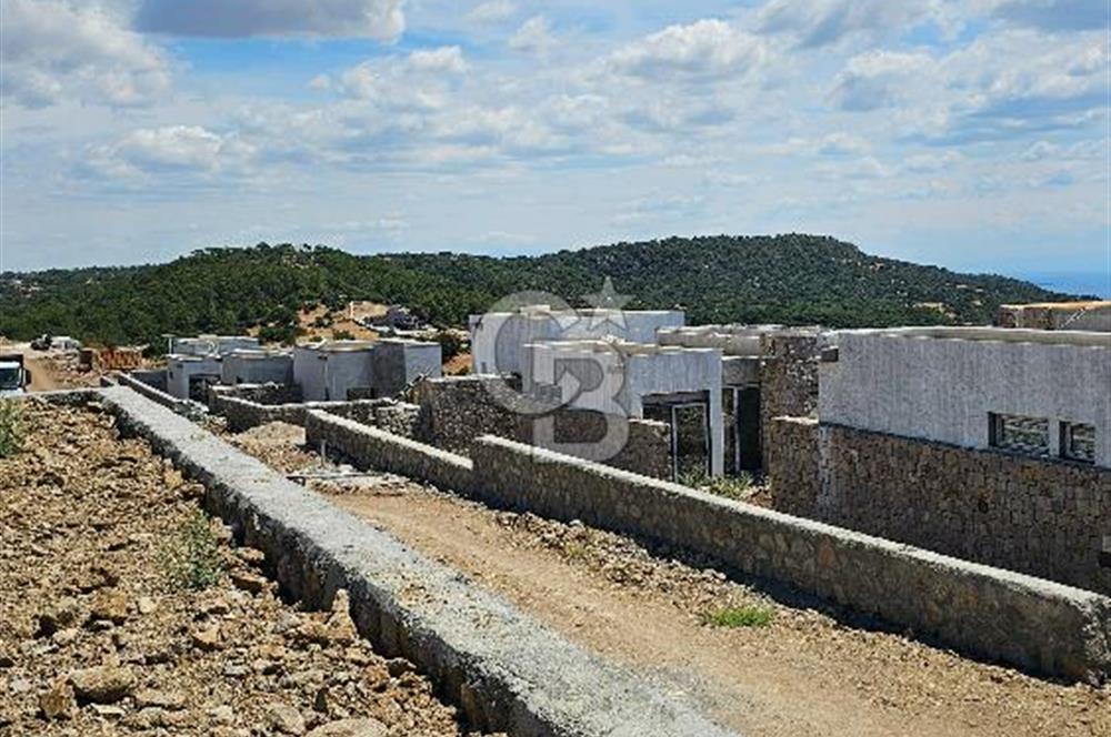 ASSOS BADEMLİ KÖYÜNDE "ASSOS MARE" SİTESİNDE SATILIK VİLLA