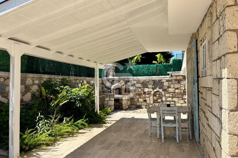  Alaçatı Hacımemişte Tek Müstakil Havuzlu 3+1 Kiralık Taş Villa