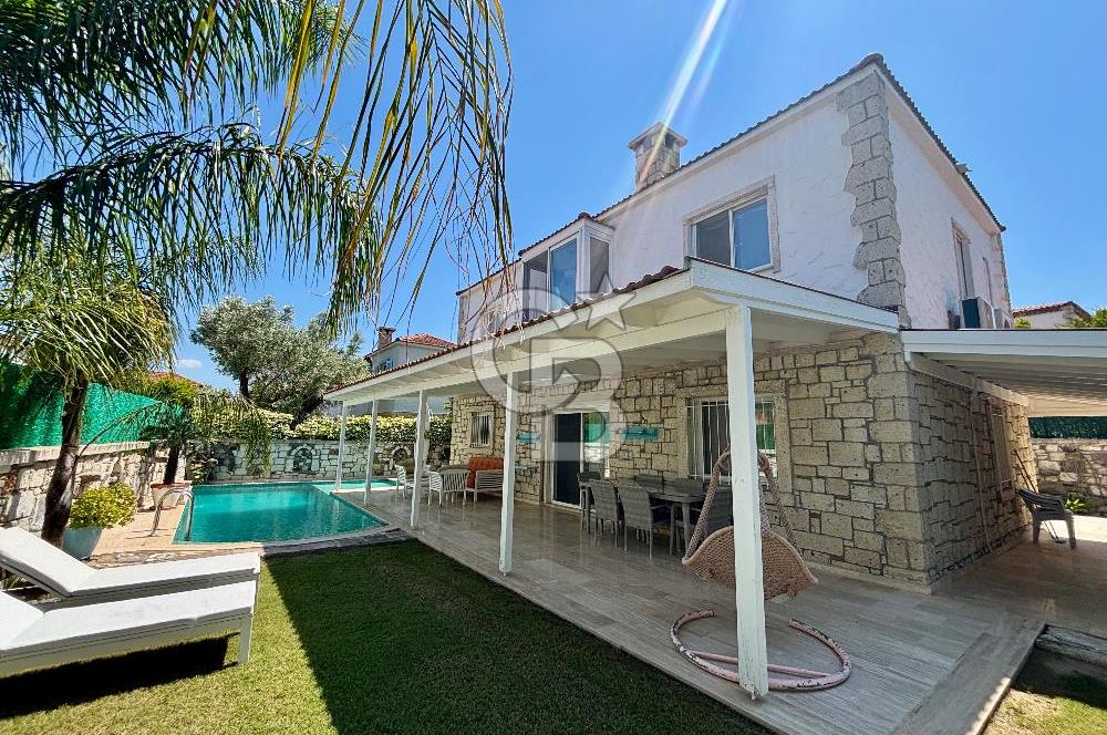  Alaçatı Hacımemişte Tek Müstakil Havuzlu 3+1 Kiralık Taş Villa