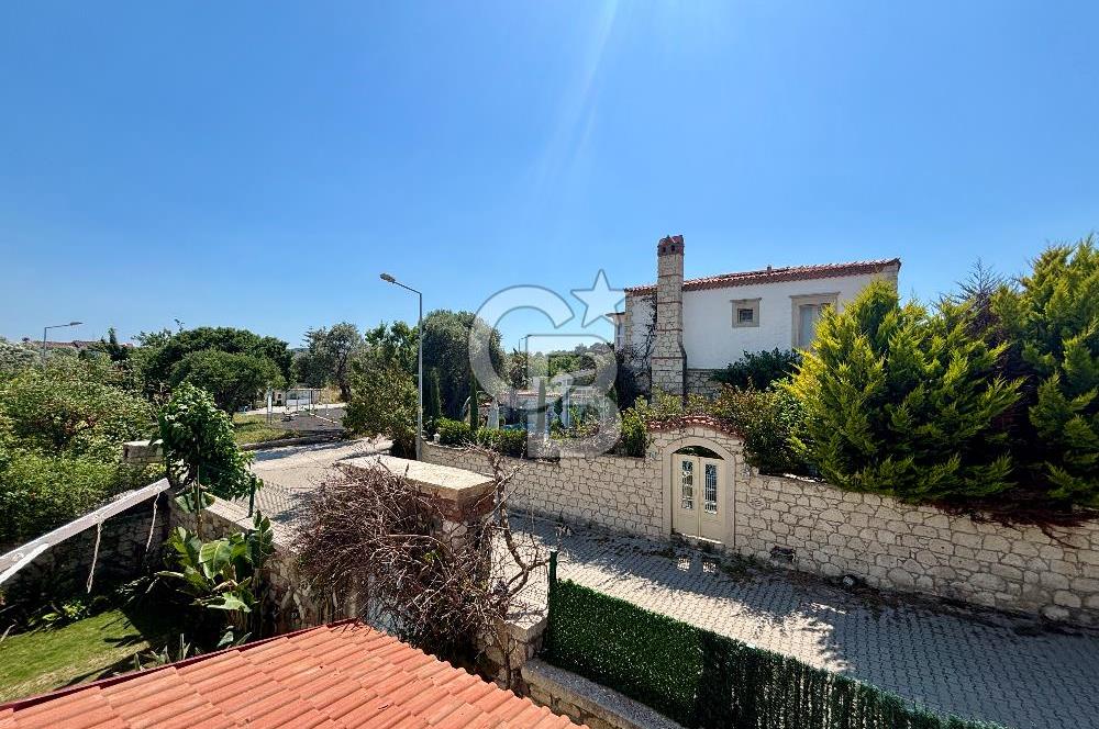  Alaçatı Hacımemişte Tek Müstakil Havuzlu 3+1 Kiralık Taş Villa