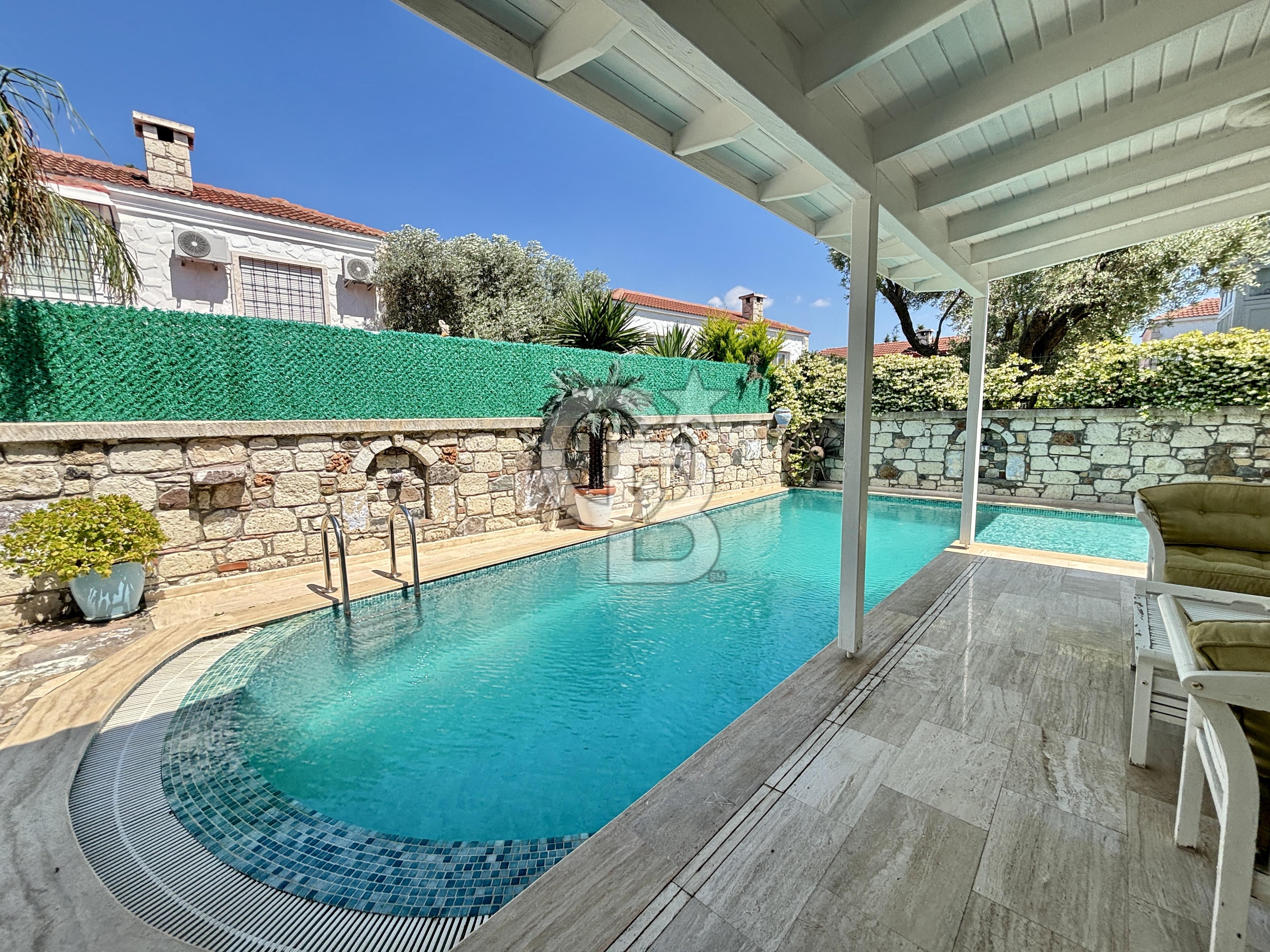  Alaçatı Hacımemişte Tek Müstakil Havuzlu 3+1 Kiralık Taş Villa