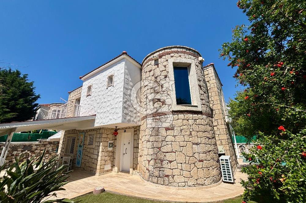  Alaçatı Hacımemişte Tek Müstakil Havuzlu 3+1 Kiralık Taş Villa