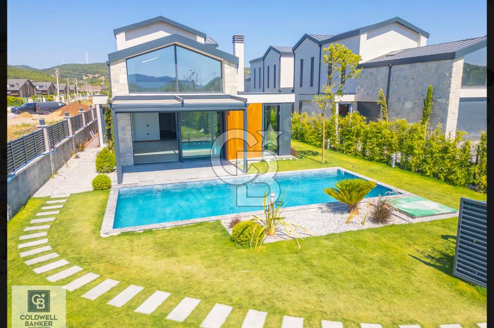 Urla Kuşçularda sıfır havuzlu satılık villa