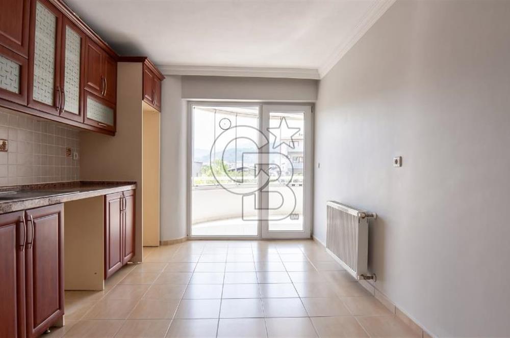 Çamlıca Menekşe Sitesi'nde Geniş 3+1 Kiralık Daire