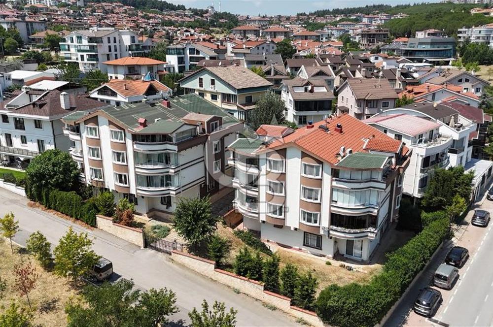 Çamlıca Menekşe Sitesi'nde Geniş 3+1 Kiralık Daire