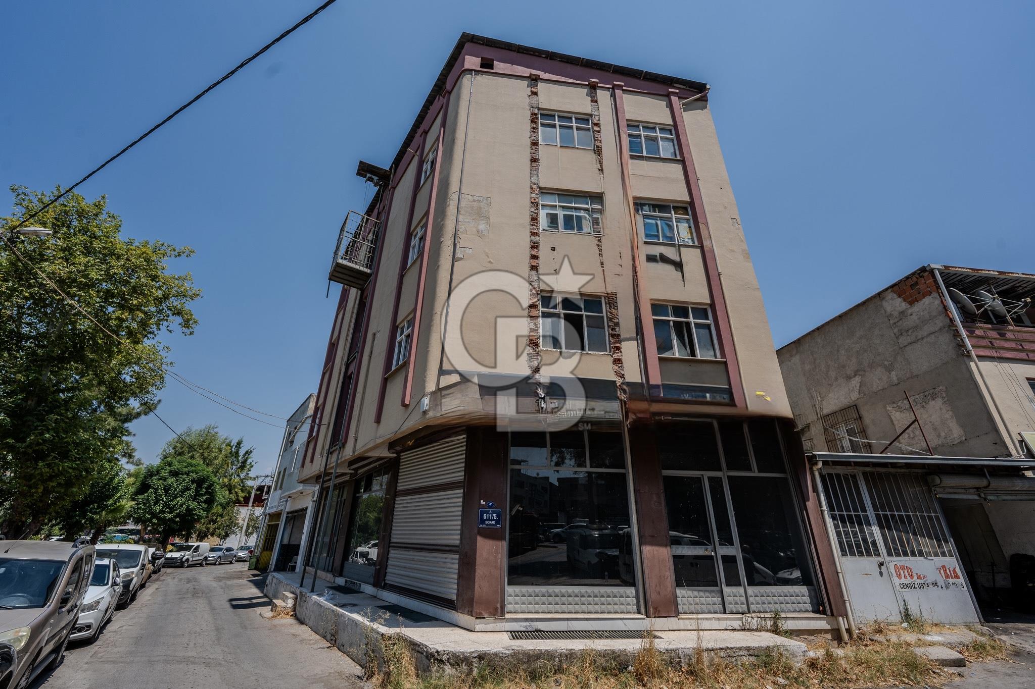 izmir Karabağlar 'da Kiralık 4 Katlı Köşe Parsel Bina