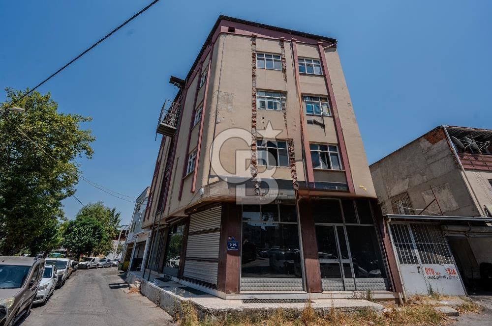 izmir Karabağlar 'da Kiralık 4 Katlı Köşe Parsel Bina
