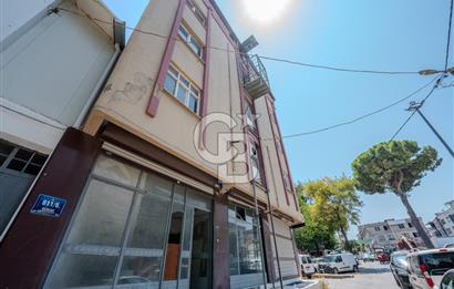 izmir Karabağlar 'da Kiralık 4 Katlı Köşe Parsel Bina