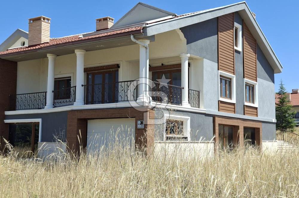 GÖLBAŞI'NDA MOGAN GÖLÜ MANZARALI SATILIK VİLLA